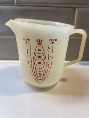 Tupperware Vintage Cream White Pouring Plastic Pitcher with Handle